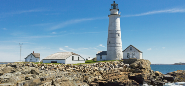 波士顿的光 is the first lighthouse that was ever built in the United States.