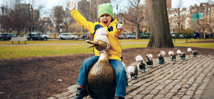 The 给小鸭雕像让路 in Boston Public Garden is a favorite of the citygoers.